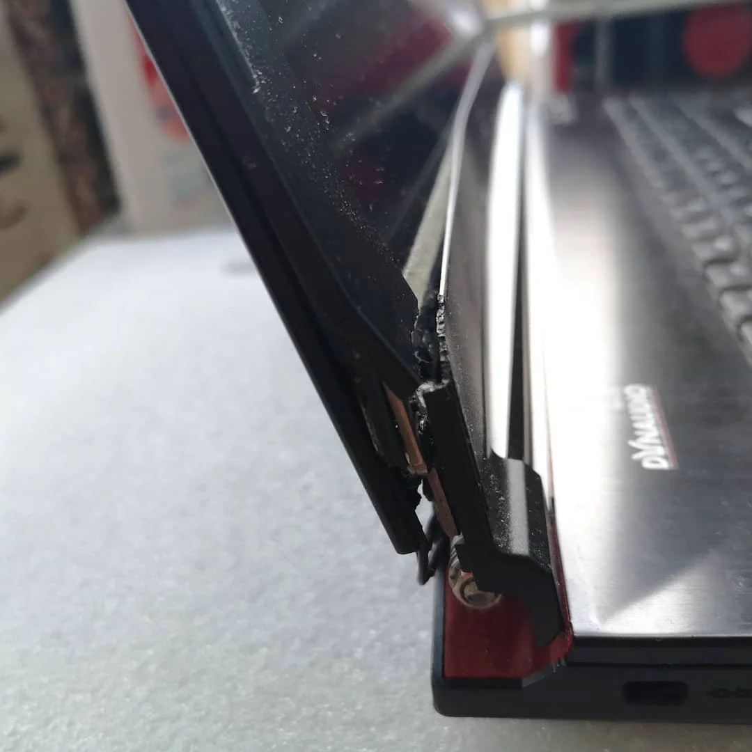 Knekt laptop-hengsel: stopp skade og reparer riktig hos EasyPC