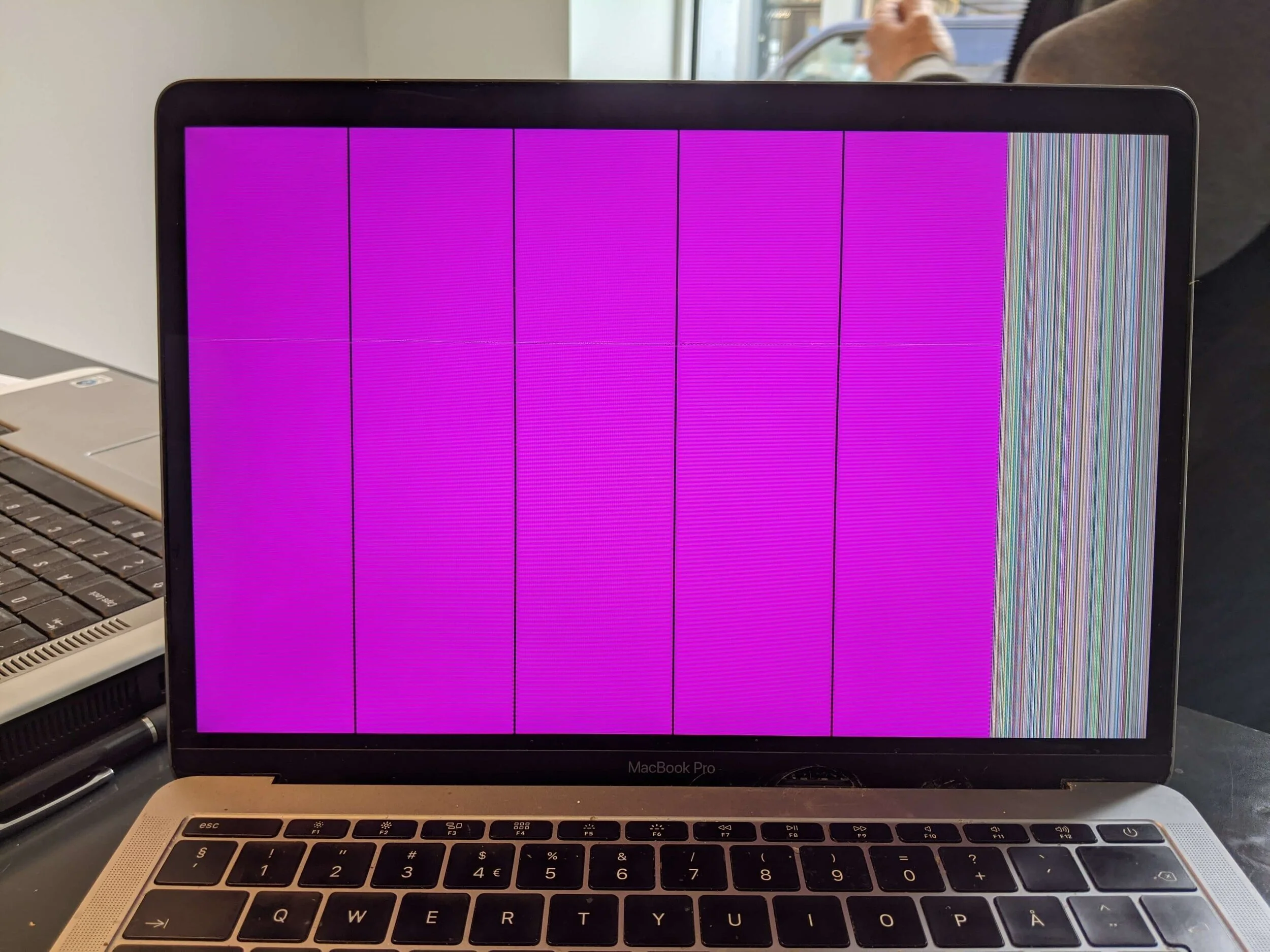 Knust skjerm på laptop som vurderes for reparasjon
